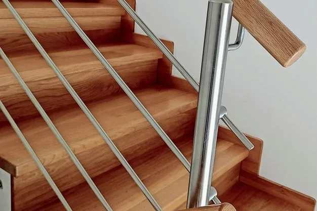 Comeback im Innenausbau: Eiche ist sowohl bei Treppen als auch als Material für Badezimmermöbel wieder im Kommen.